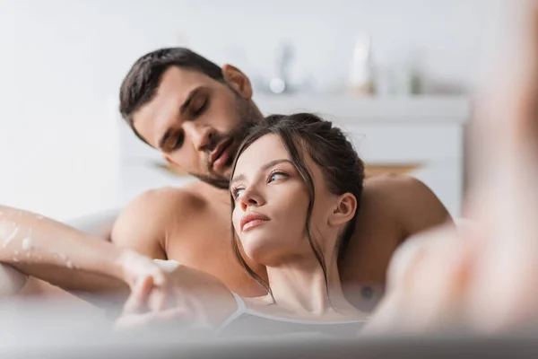 Güzel Esmer Kadın Evde Erkek Arkadaşıyla Banyo Yapıyor — Stok fotoğraf