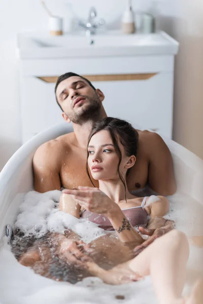 Kadın Evde Seksi Erkek Arkadaşıyla Banyo Yaparken Parmağıyla Işaret Ediyor — Stok fotoğraf