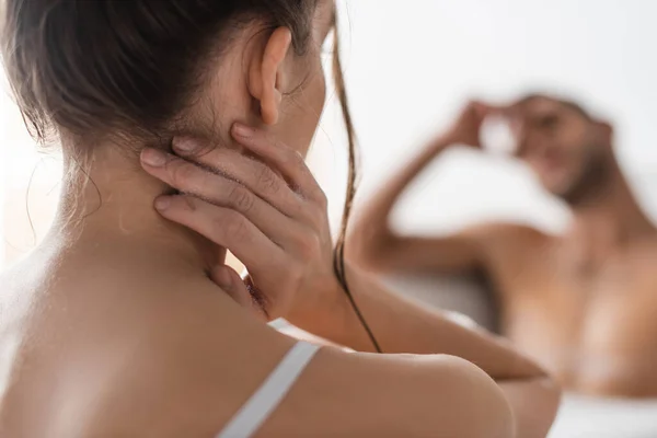 Young Woman Touching Neck Blurred Boyfriend Bathtub Home — Stock Photo, Image