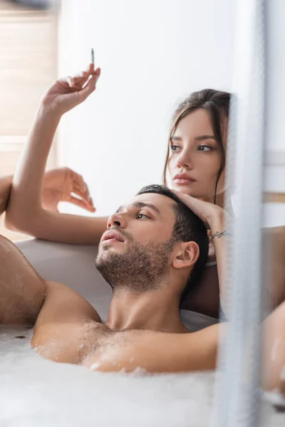 Pretty Woman Holding Cigarette Touching Bearded Boyfriend Bathtub — Stock Photo, Image