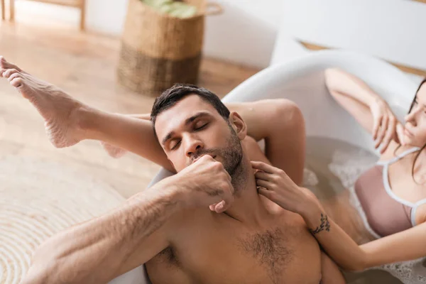 Mulher Desfocada Tocando Pescoço Namorado Muscular Banheira — Fotografia de Stock