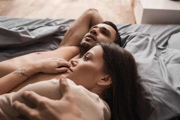 Morena Mujer Tocando Sin Camisa Novio Mientras Está Acostado Cama — Foto de Stock