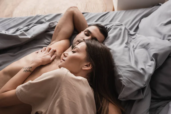 Top View Woman Shirt Lying Muscular Boyfriend Bed — Stock Photo, Image