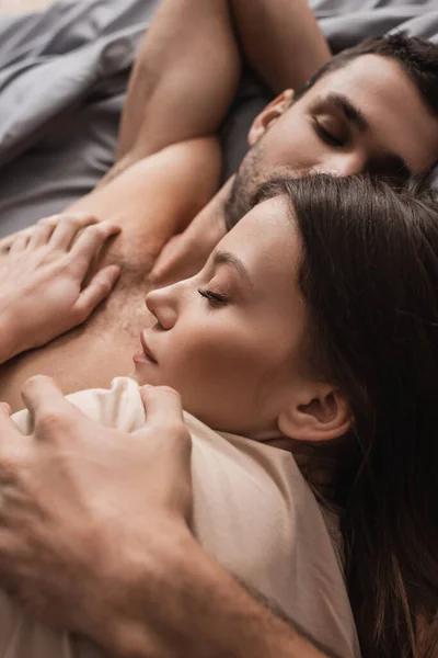 Top View Shirtless Man Hugging Brunette Girlfriend Bed — Stock Photo, Image