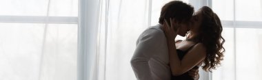 Evde öpüşen seksi genç çiftin silueti, afiş.