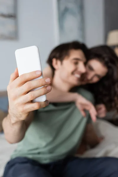 Borrosa Feliz Pareja Tomando Selfie Dormitorio — Foto de Stock