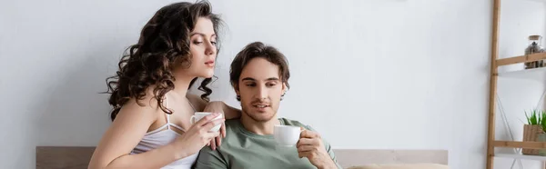 Joven Mujer Rizada Hombre Mirando Sosteniendo Tazas Café Pancarta — Foto de Stock