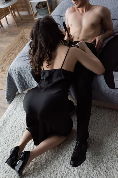 Siyah Çamaşırlı Kıvırcık Kadının Arkadan Görünüşü Pantolonlu Adam Soyunuyor — Stok fotoğraf