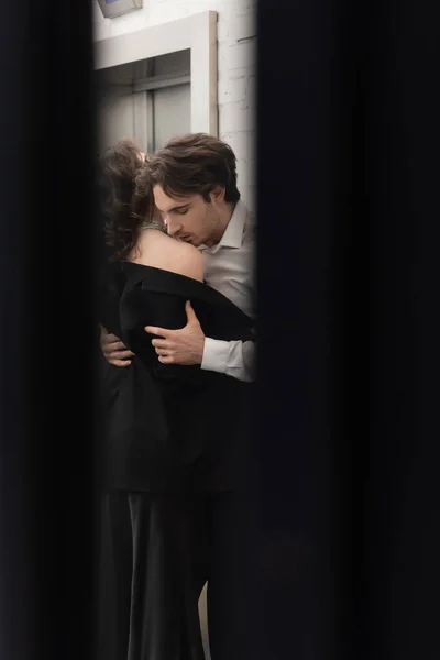 Homme Chemise Blanche Embrasser Épaule Femme Séduisante Près Ascenseur — Photo