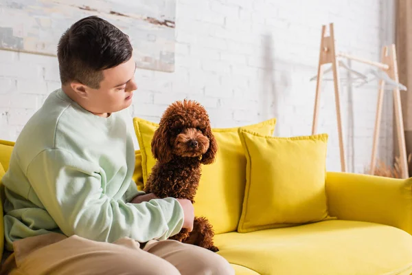 Adolescente Con Sindrome Guardando Barboncino Sul Divano Casa — Foto Stock