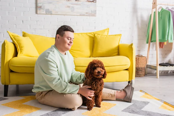 Positiv Tonåring Med Ner Syndrom Petting Pudel Golvet Hemma — Stockfoto