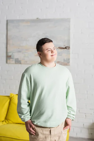 Adolescente Positivo Com Síndrome Olhando Para Fora Casa — Fotografia de Stock