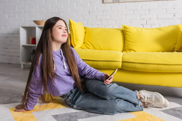 Teenager Mit Syndrom Hält Smartphone Der Hand Während Sie Zuhause — Stockfoto