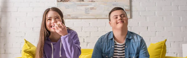 Leende Tonåring Med Nere Syndrom Hålla Popcorn Nära Vän Soffan — Stockfoto