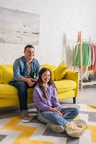 Positive Teenagers Syndrome Watching Movie Popcorn Home — Stock Photo, Image