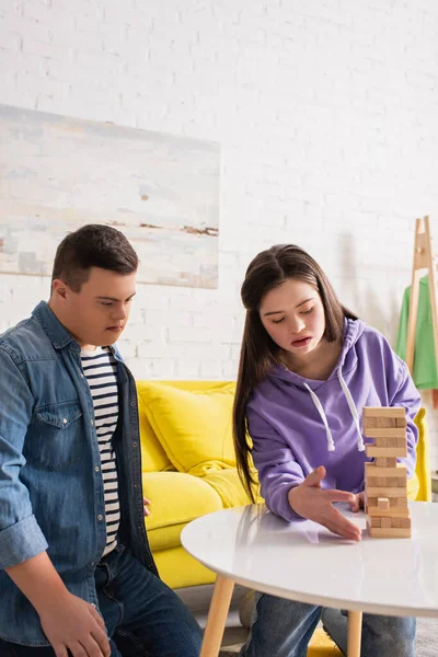 Menina Com Síndrome Jogando Jogo Blocos Madeira Perto Amigo Casa — Fotografia de Stock