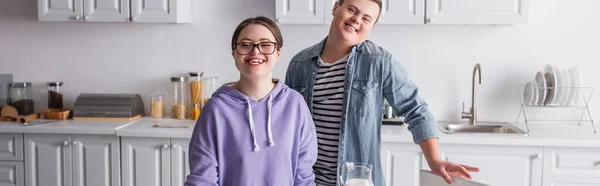 Adolescentes Positivos Com Síndrome Olhando Para Câmera Cozinha Banner — Fotografia de Stock