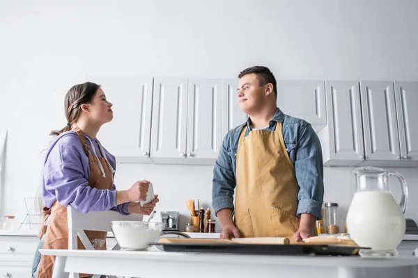 Casal Positivo Com Síndrome Cozinhar Perto Alimentos Cozinha — Fotografia de Stock