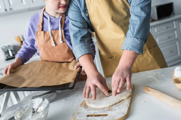 Ausgeschnittene Ansicht Von Teenager Beim Plätzchenbacken Nahe Freundin Mit Syndrom — Stockfoto