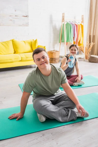 Lächelnder Teenager Mit Syndrom Schaut Hause Auf Fitnessmatte Die Kamera — Stockfoto