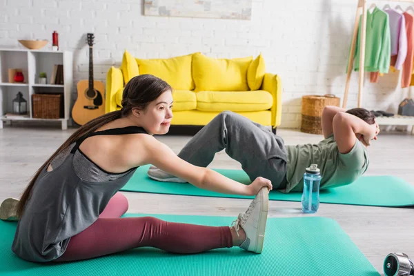 Teen Girl Syndrome Training Fitness Mat Blurred Friend Home — Stock Photo, Image