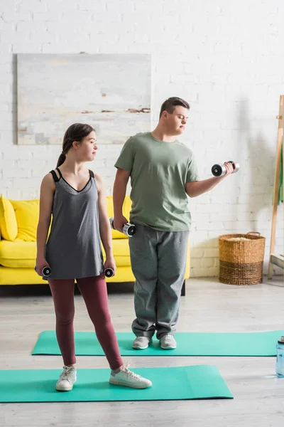 Jugendliche Mit Syndrom Trainieren Hause Mit Kurzhanteln Auf Fitnessmatten — Stockfoto