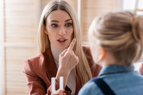 Tal Terapeut Pekar Med Fingret Nära Suddig Unge Med Brev — Stockfoto