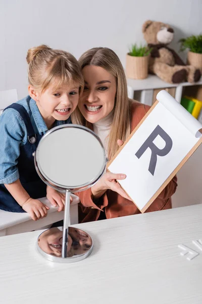 Meisje Spraaktherapeut Met Klembord Praten Buurt Spiegel Consulting Room — Stockfoto