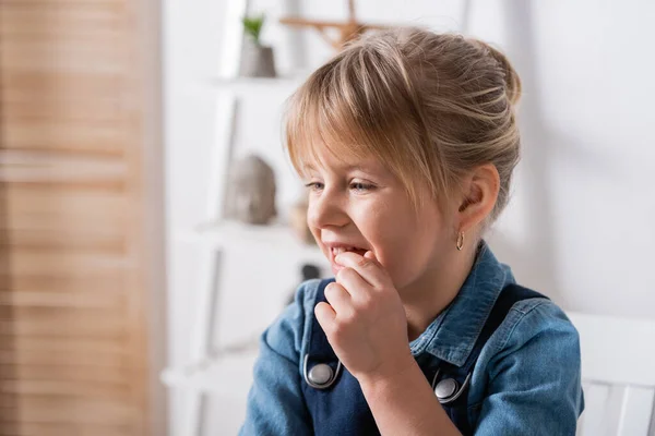 Schüler Berührt Mund Während Logopädie Unterricht Sprechzimmer — Stockfoto