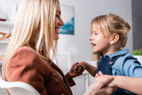 Visão Lateral Menina Falando Segurando Mãos Fonoaudiólogo Sala Aula — Fotografia de Stock