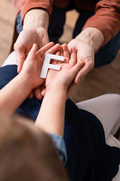 Top View Pupil Logopedist Holding Letter Classroom — Stock Photo, Image