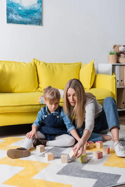 Logopädin Hält Holzklötze Mit Buchstaben Der Nähe Von Mädchen Sprechzimmer — Stockfoto