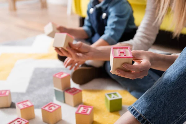 Vue Recadrée Orthophoniste Tenant Des Blocs Bois Avec Des Lettres — Photo