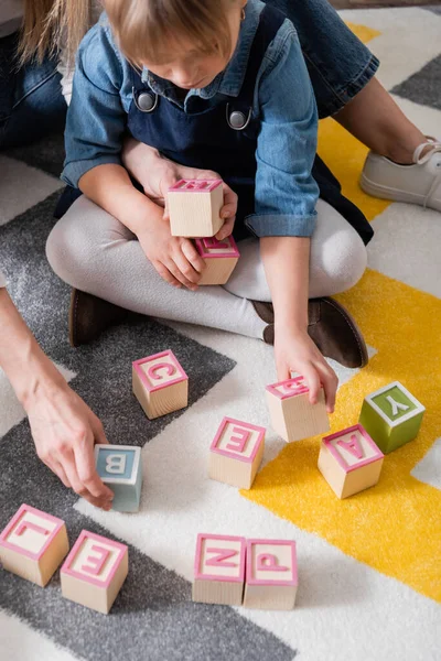 Mädchen Hält Holzklötze Mit Buchstaben Neben Logopädin Sprechzimmer — Stockfoto