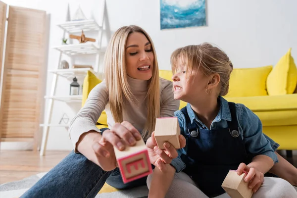 Fonoaudiólogo Niña Hablando Sosteniendo Bloques Madera Sala Consulta — Foto de Stock