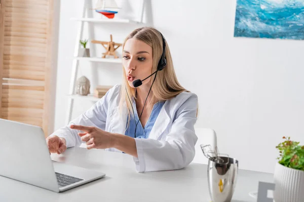 Beszédterapeuta Fülhallgató Amelynek Video Chat Ujjal Mutogatott Laptop Konzultációs Szobában — Stock Fotó