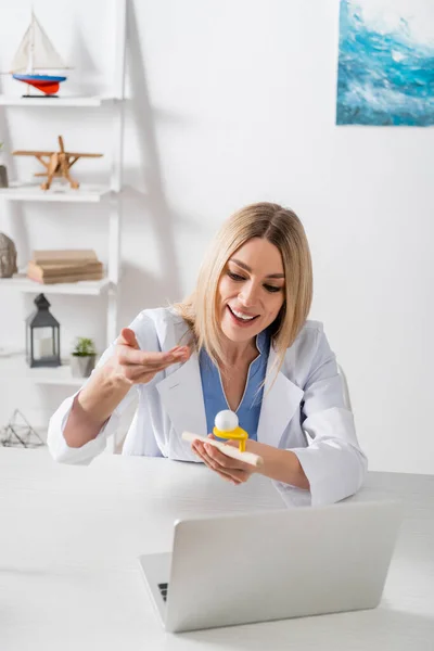 Logopedista Sonriente Sosteniendo Entrenador Músculo Respiratorio Mientras Habla Durante Una — Foto de Stock