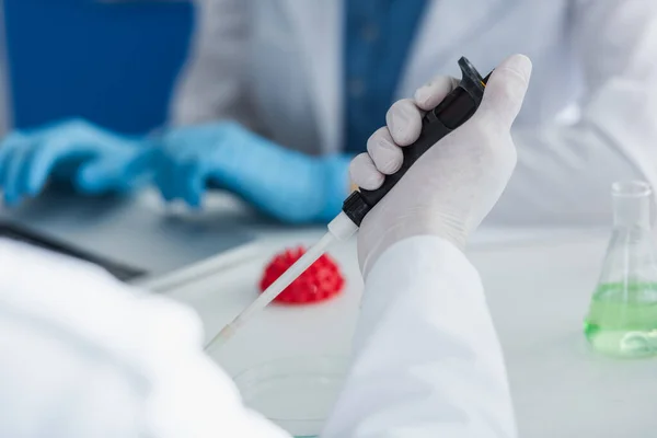 Abgeschnittene Ansicht Eines Wissenschaftlers Latexhandschuh Mit Mikropipette Der Nähe Eines — Stockfoto