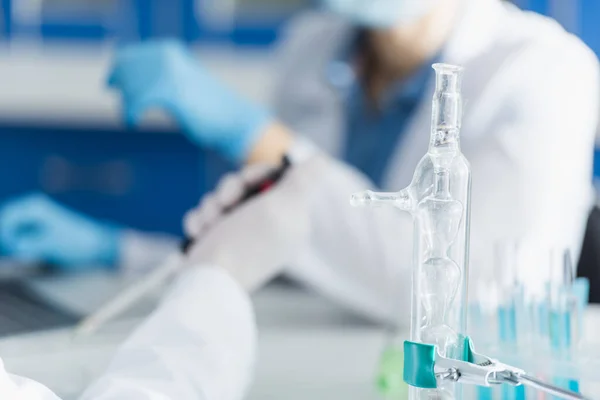 Selective Focus Medical Flask Cropped Bioengineers Working Blurred Background — Stock Photo, Image