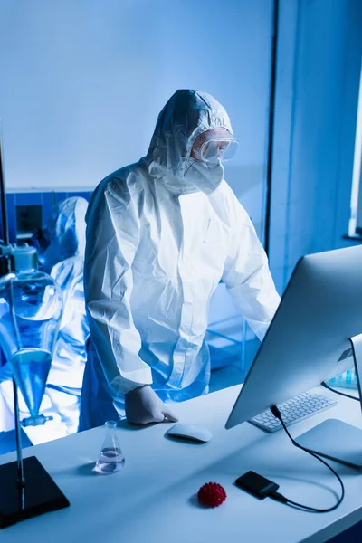 Вчений Костюмі Небезпеки Стоїть Біля Комп Ютерного Монітора Лабораторії — стокове фото