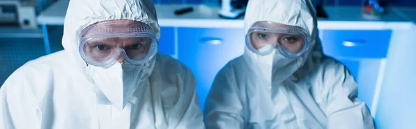 Bioengenheiros Ternos Hazmat Óculos Máscaras Médicas Laboratório Banner — Fotografia de Stock