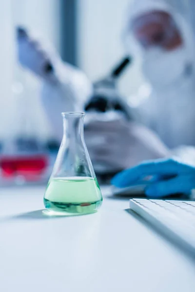 Selective Focus Flask Liquid Cropped Scientists Laboratory — Stock Photo, Image