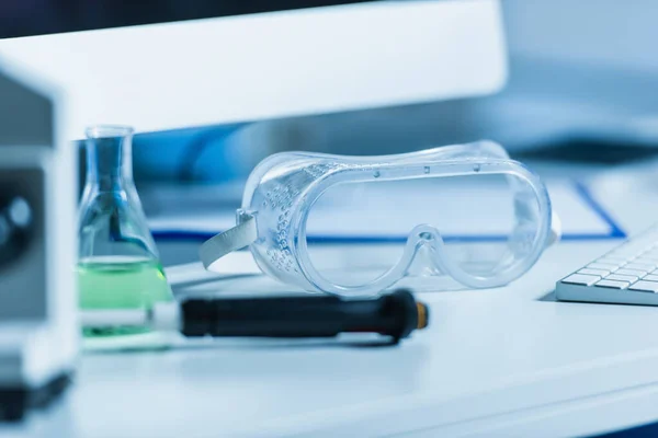 Selective Focus Goggles Desk Bio Laboratory Blurred Foreground — Stock Photo, Image