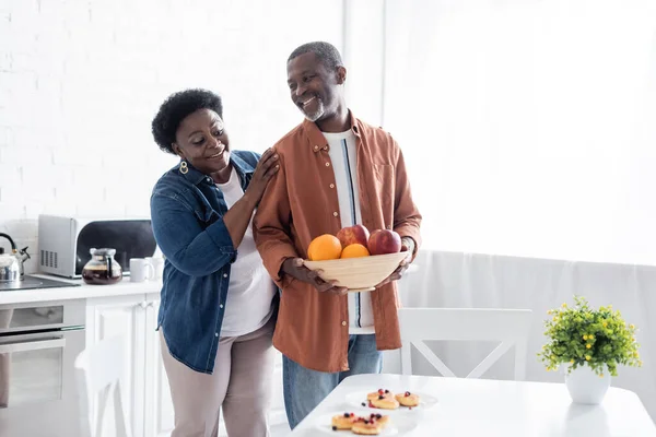 Senior Afrikaanse Amerikaanse Man Houden Kom Met Vers Fruit Buurt — Stockfoto