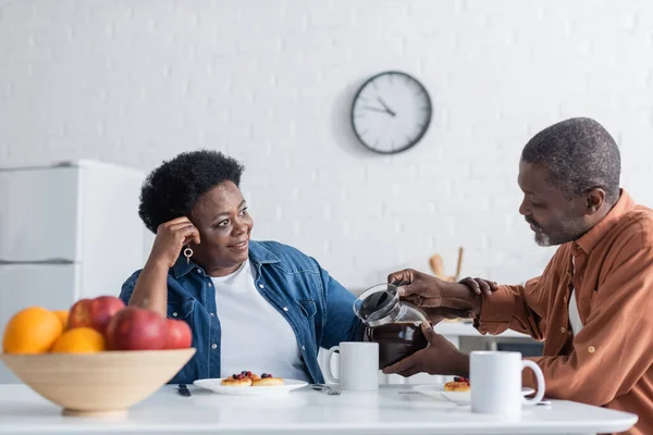 Ανώτερος Αφροαμερικάνος Που Σερβίρει Καφέ Στην Ευτυχισμένη Σύζυγο Κατά Διάρκεια — Φωτογραφία Αρχείου