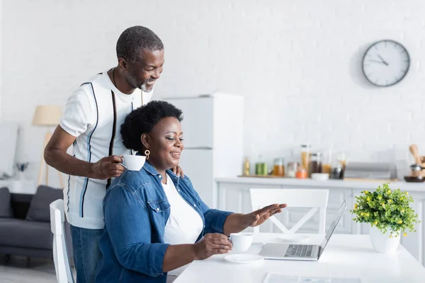 Gelukkig Senior Afrikaans Amerikaans Paar Zoek Naar Laptop Tijdens Video — Stockfoto