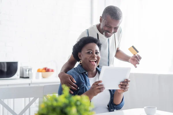 Senior Afrikansk Amerikansk Man Som Innehar Kreditkort Nära Förvånad Fru — Stockfoto