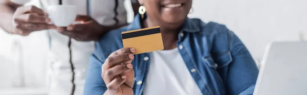 Обрізаний Вид Старшу Афроамериканку Тримає Кредитну Картку Біля Ноутбука Розмитого — стокове фото