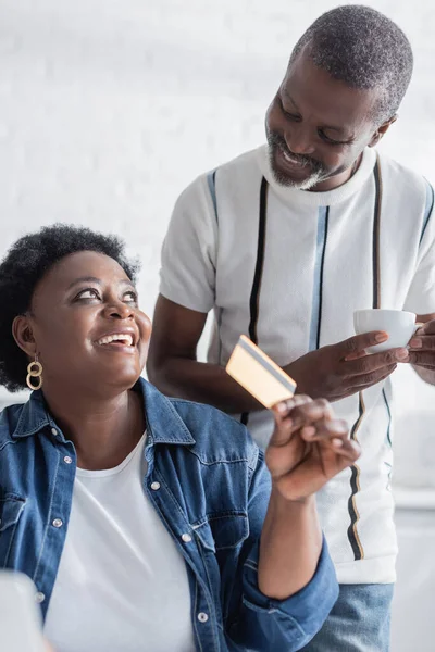 Mujer Afroamericana Mayor Sosteniendo Tarjeta Crédito Cerca Marido Feliz Con — Foto de Stock