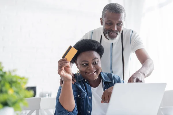 Feliz Mulher Americana Africana Sênior Segurando Cartão Crédito Perto Laptop — Fotografia de Stock